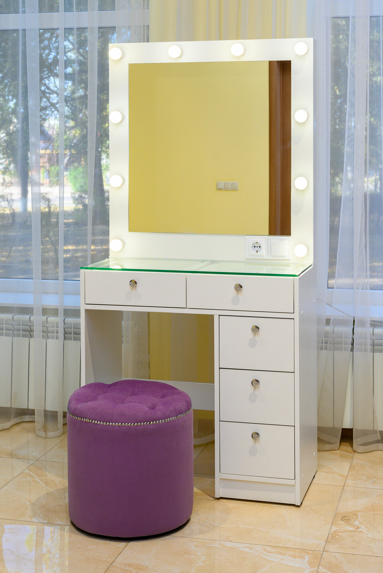 фото Туалетный столик "Премьера со стеклянной столешницей/зеркало 80x80 в раме выкл и розетка впереди", 80x40x160см