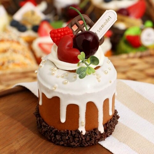 Муляж - магнит Пирожное ягоды в шоколаде 7х7х9см 523₽