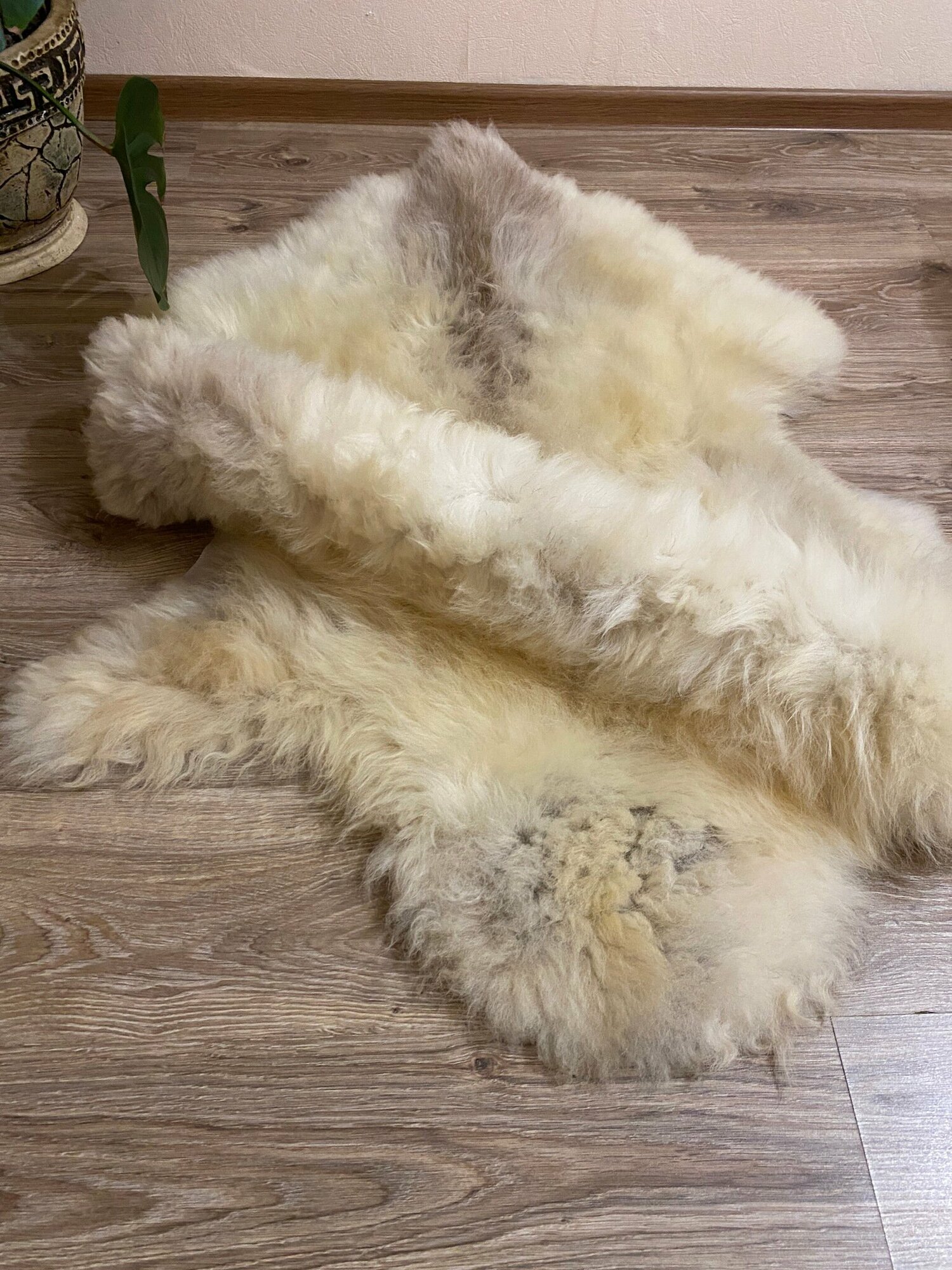 Шкура коврик меховой прикроватный овчина, длинный ворс 140х88 см. - фотография № 10