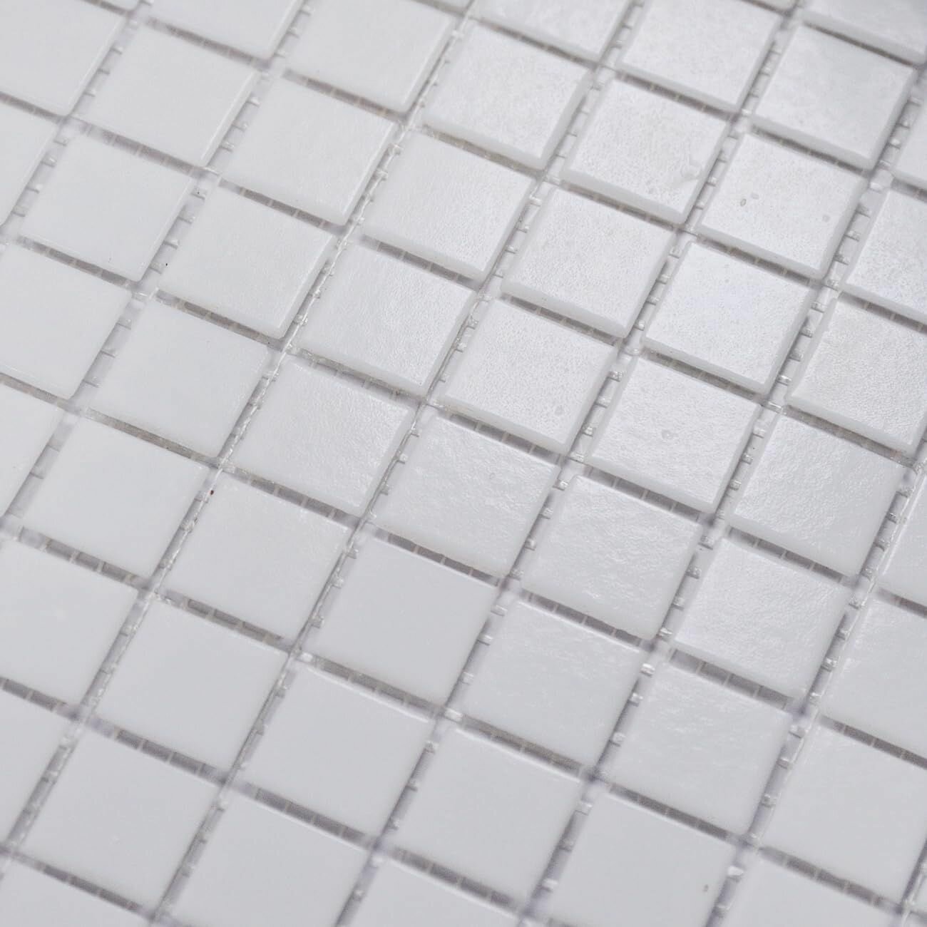 Плитка Мозаика Surface стеклянная белая (уп.20 шт) / на сетке 327х 327 мм / размер квадратика 20x20x4 мм/ толщина 4 мм
