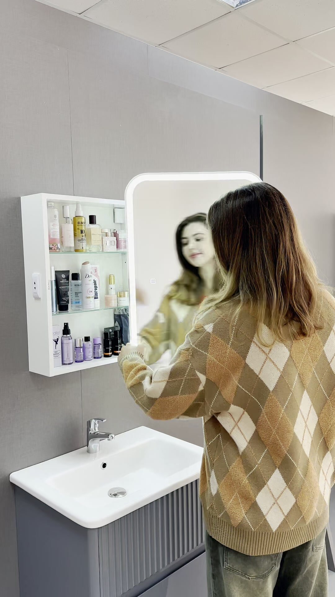 Зеркало-шкаф Cosmetic Light 60x80 см с приближением и подсветкой, в ванную, навесной — фото 1