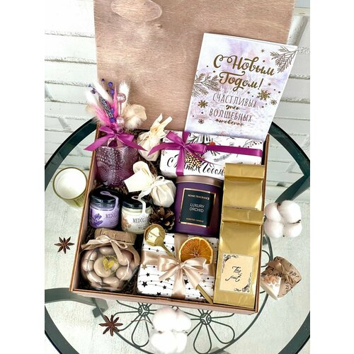 Премиум подарок La Moon на Новый Год с Бельгийскими шоколадными конфетами, имбирным печеньем, ароматной свечкой, орешками со вкусом капучино и ароматным чаем
