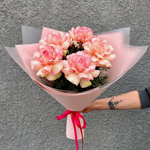 Изображение товара Букет из 5 розовых французских роз в упаковке / Радуга Букет