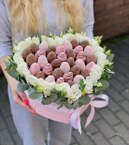 Изображение товара Коробка сердце с клубникой в розовом и молочном шоколаде, кокос, темный рис, эустома, эвкалипт, Barbie, 30 см