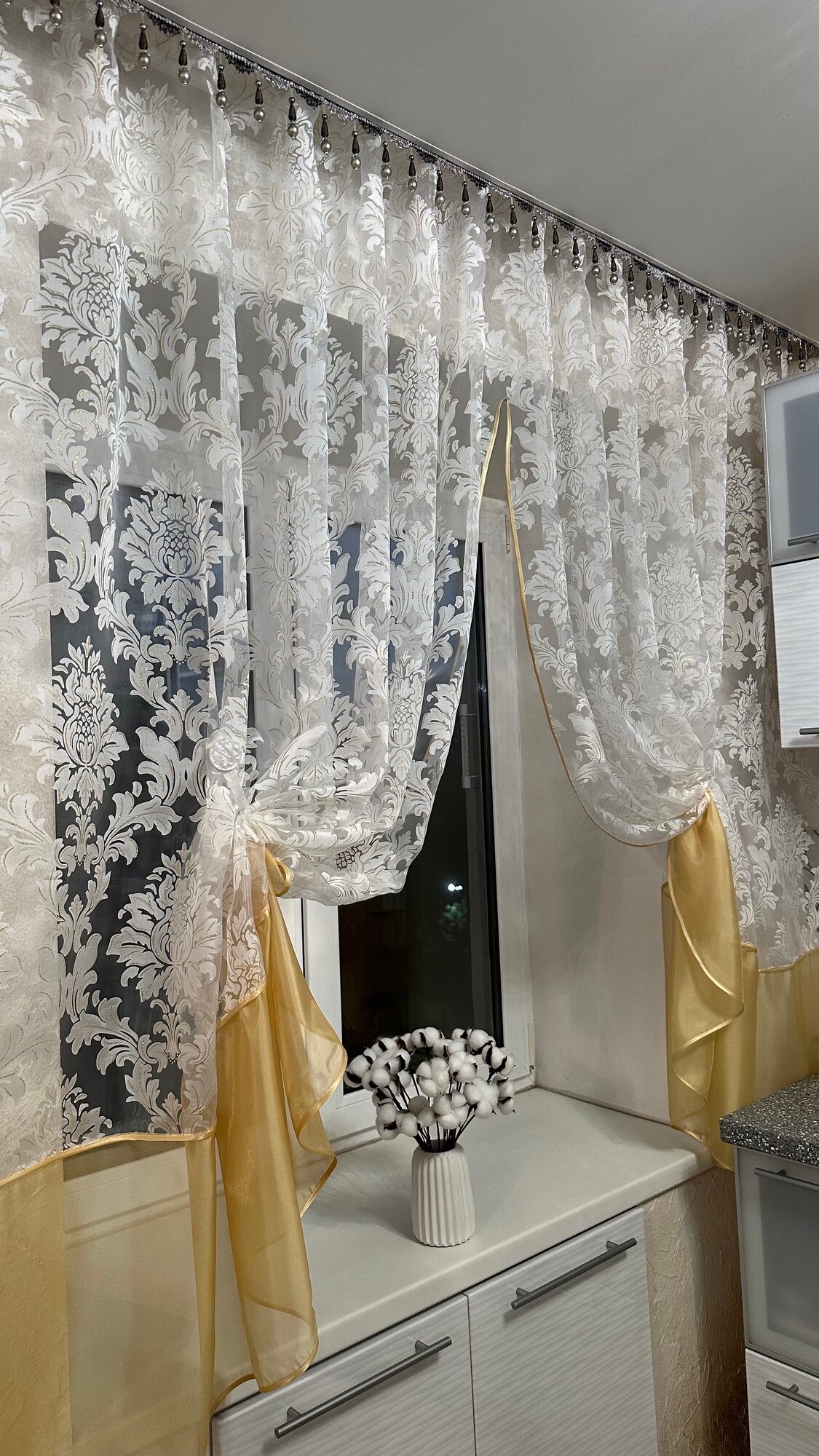 Кухонная шторка белая с золотом, ширина 2,9м, высота 1,7м