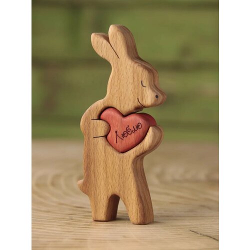 Фигурка зайка с сердечком из бука. Креатум. Высота 12см. Ручное выпиливание.