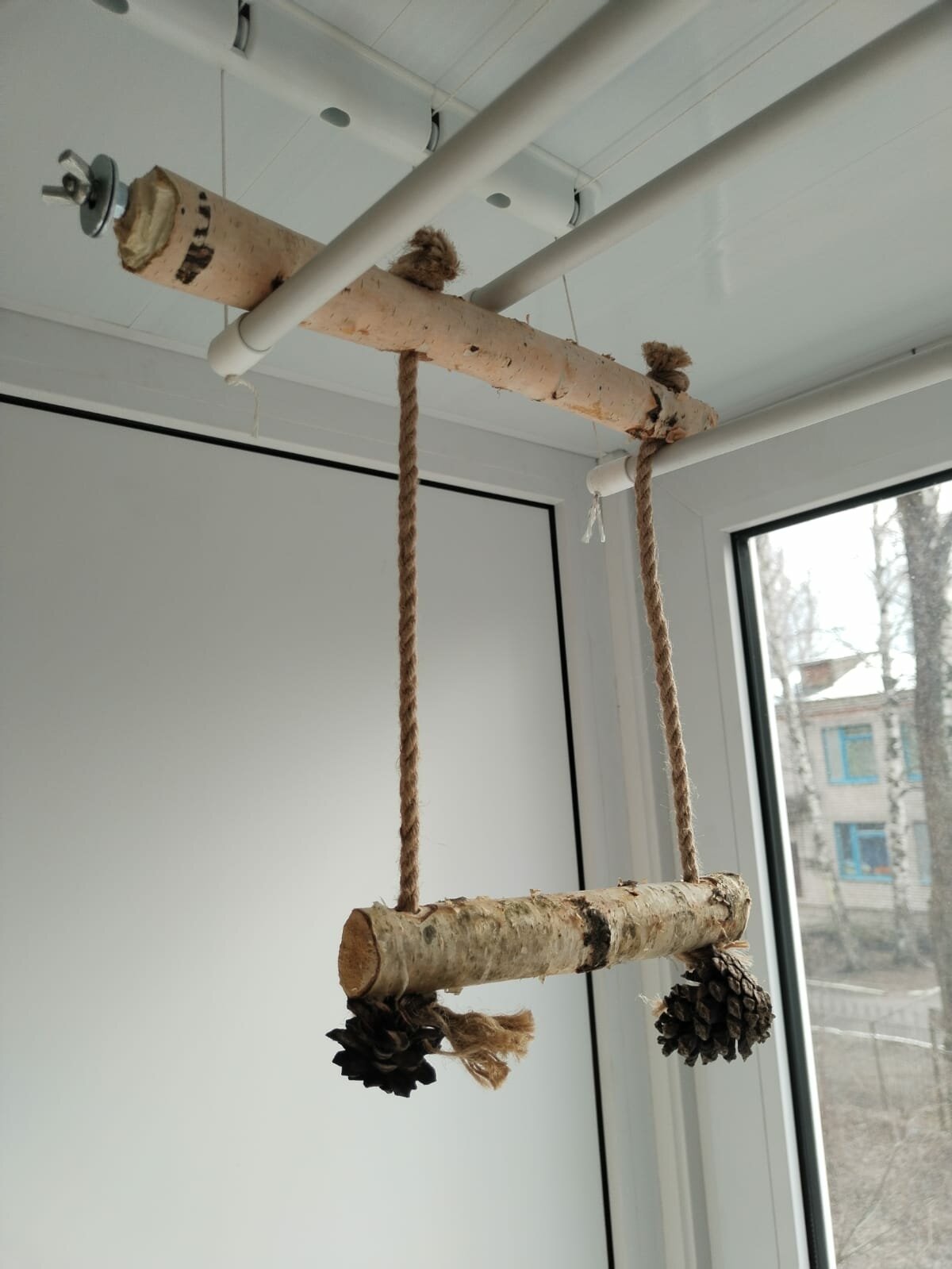 Игрушка - качели/жердь из натуральных материалов с корой для попугая