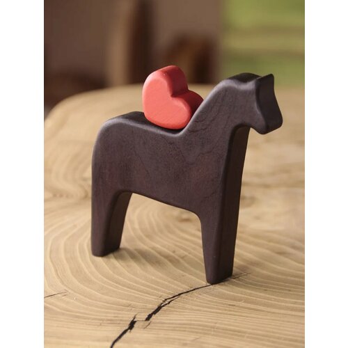 Тёмная Сканди лошадь и сердечко. Фигурки из дерева