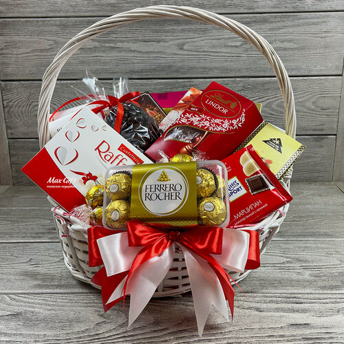Изображение товара Подарочная корзина со сладостями “Дамский каприз”