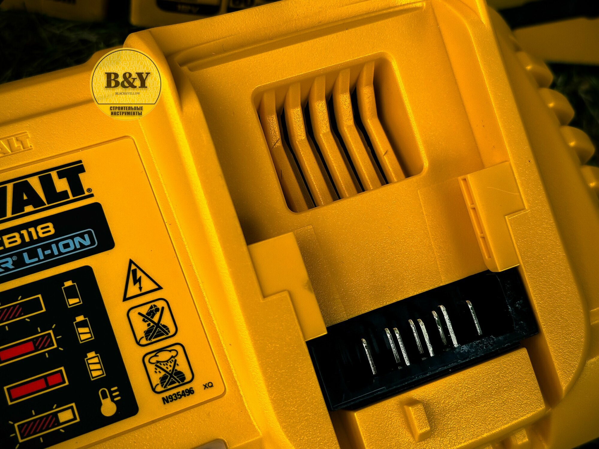 Зарядное устройство DeWalt DCB118 - фото №2