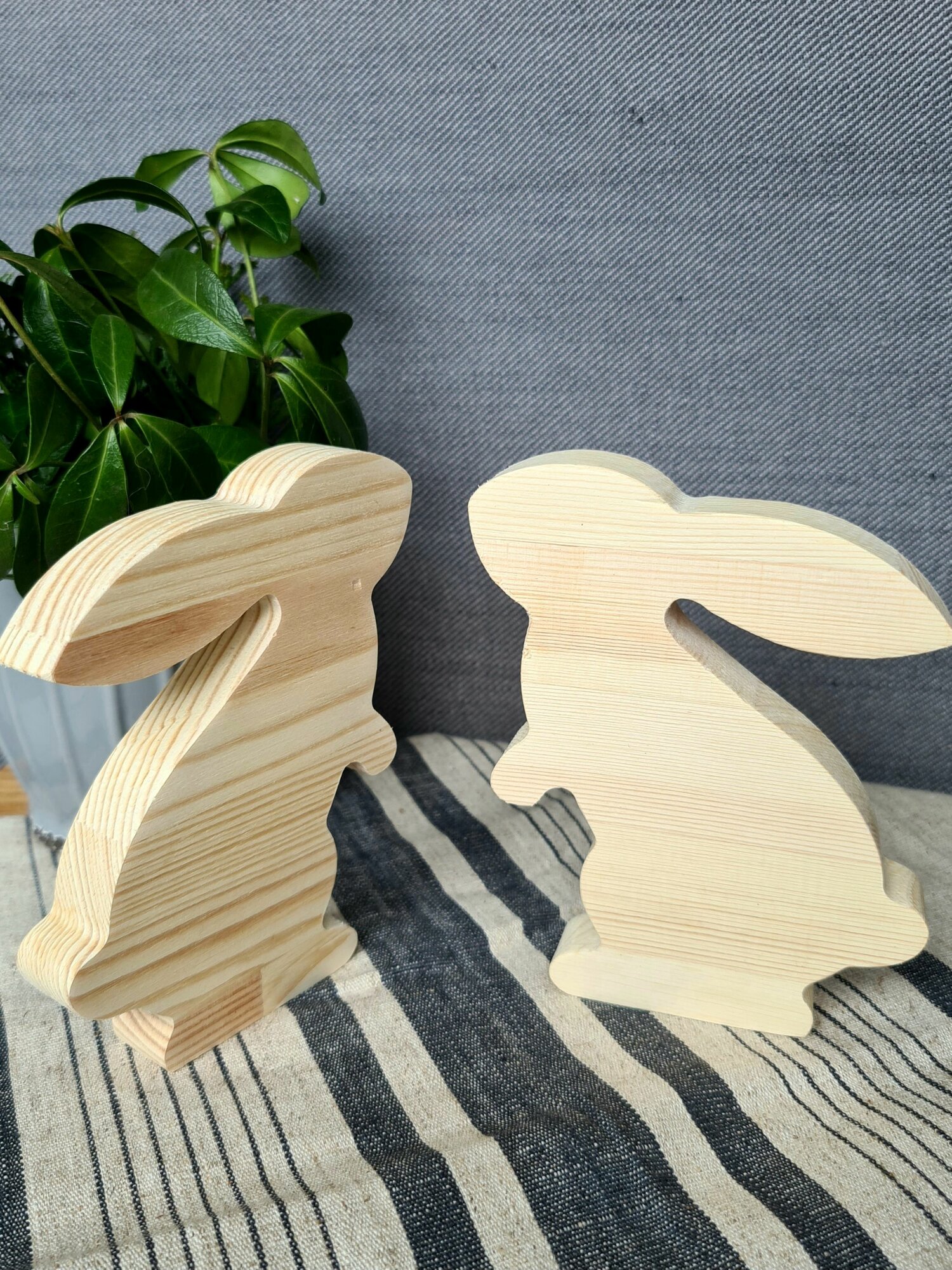 Деревянная заготовка "Два зайчика" арт-птица, сосна, 95x122x18 мм, бежевая — фото 1