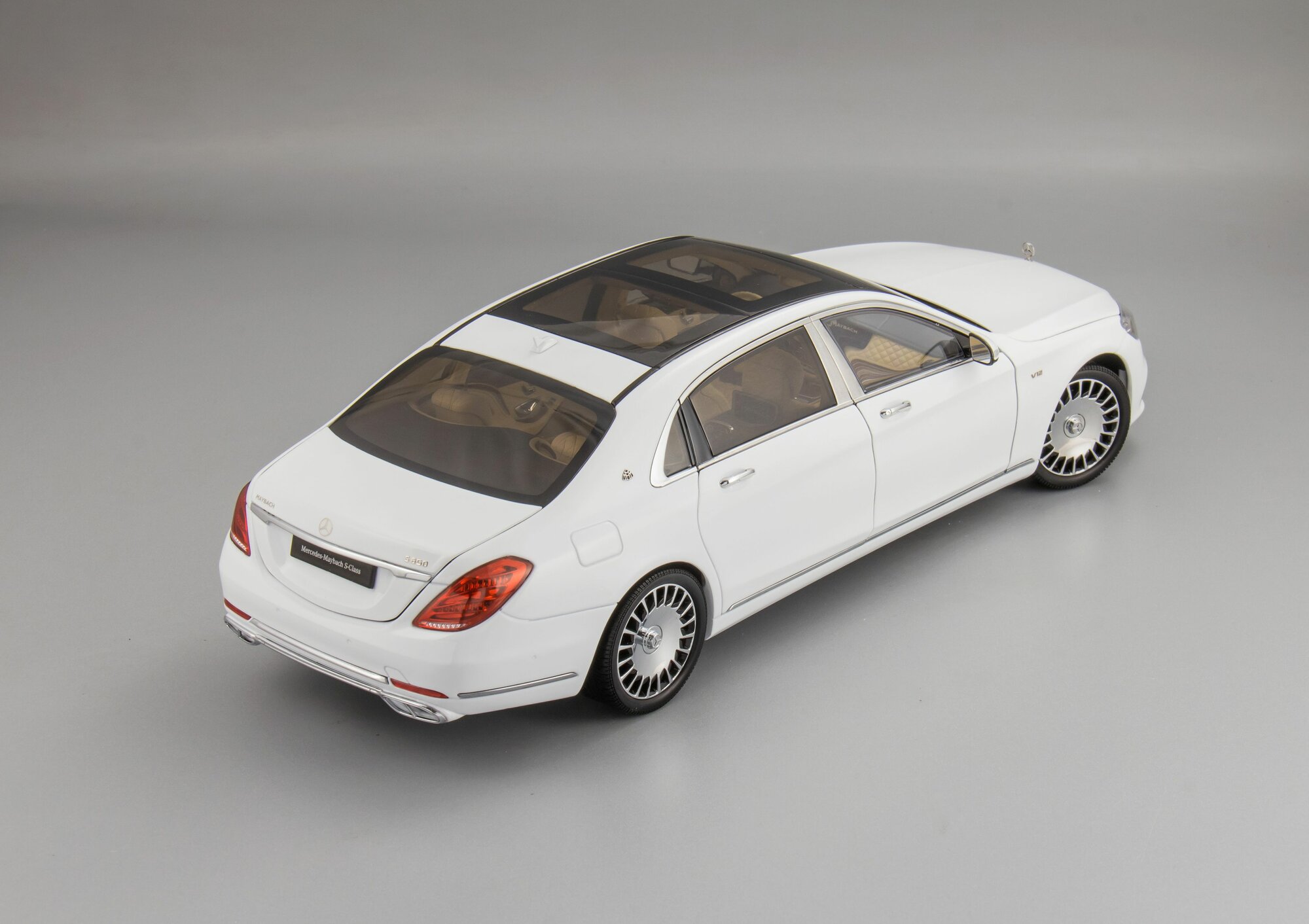 1:18 Mercedes-Benz S-Class Maybach - 2016, Коллекционная масштабная модель от Almost Real — фото 1
