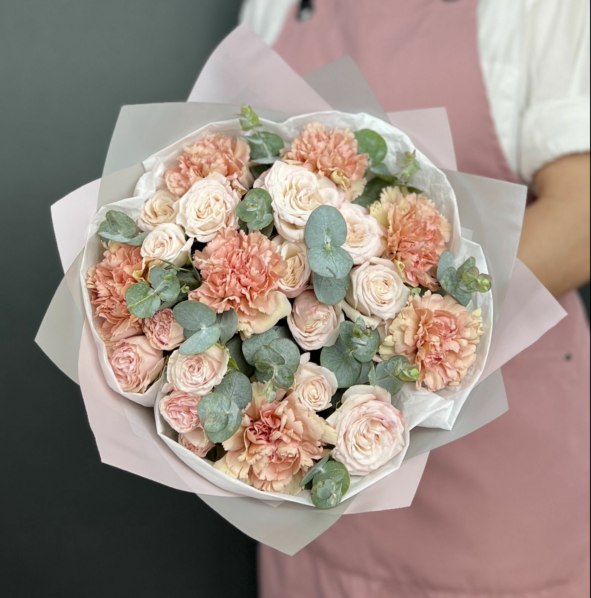 Букет живых цветов. Кустовые розы Бомбастик и карамельные Диантусы