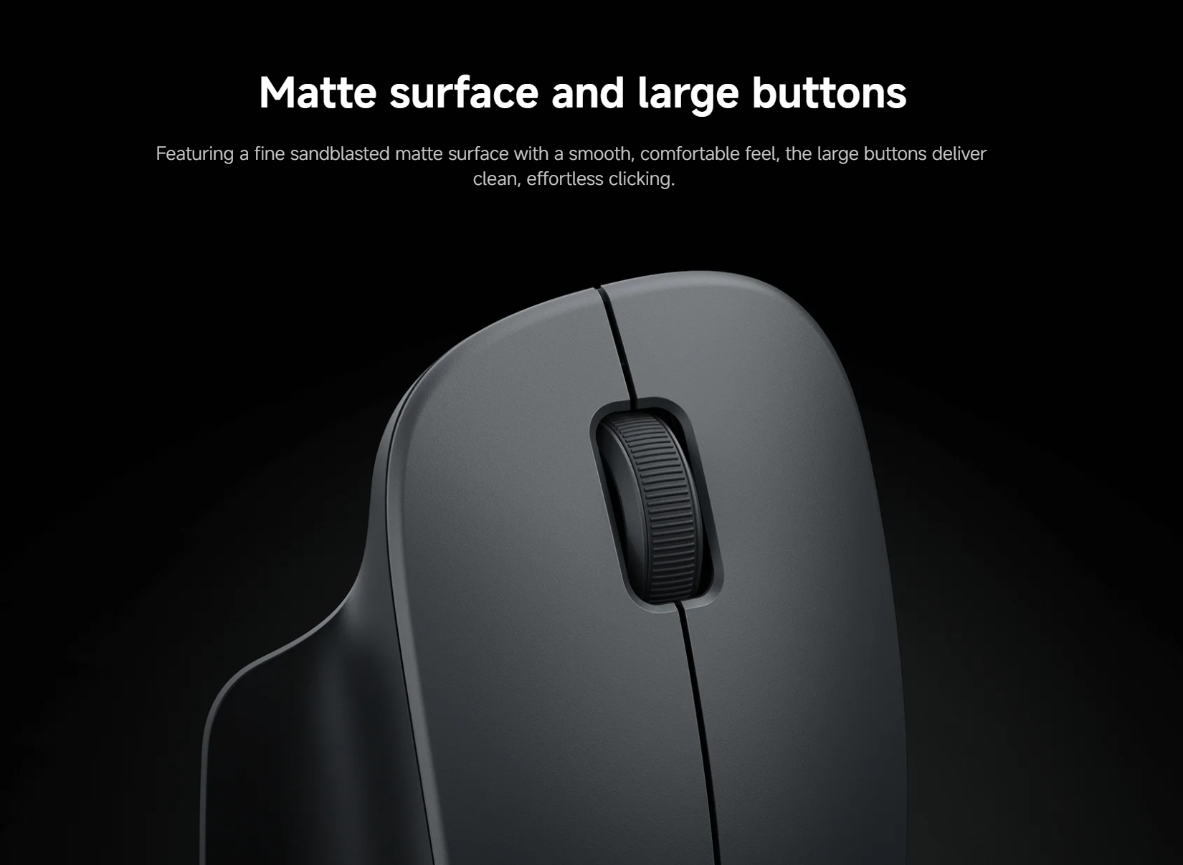 Пожилая женщина с мышкой Xiaomi за онлайн-курсами