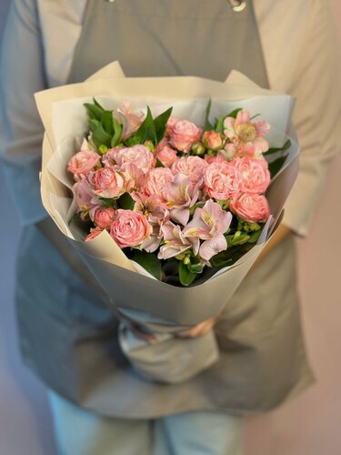 Изображение товара Букет с нежными пионовидными кустовыми розами и нежными альстромериями в упаковке, размер М, от P’ionova flowers