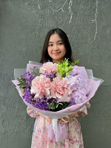 Изображение товара Авторский букет живых цветов "Пионовидные французские розы и гортензия"