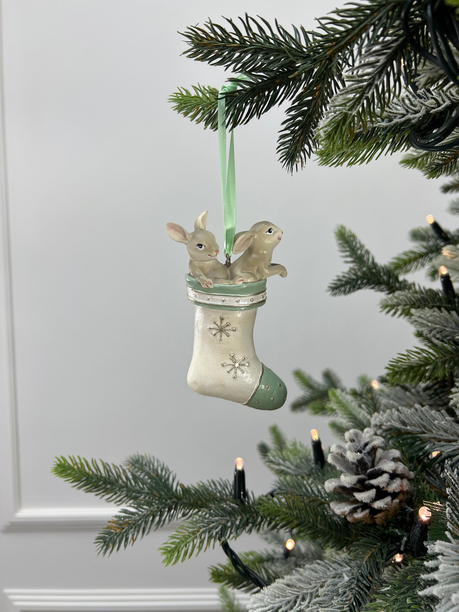 Елочная игрушка Лавка Чудес "Кролик в носке", полирезин, 11,5 см, цвет белый/зеленый/коричневый — фото 1