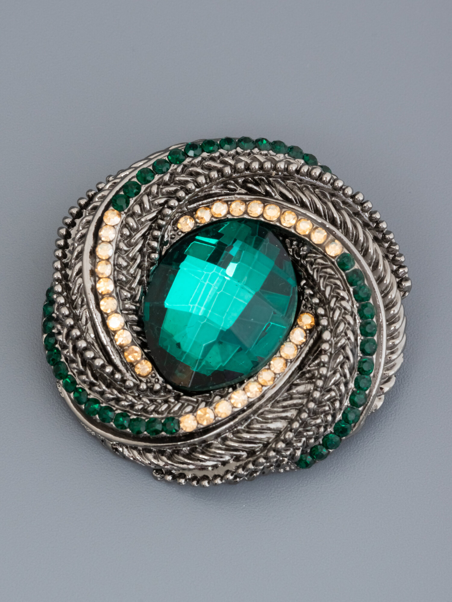 Брошь ЖемАрт, кристалл, 1 шт., бежевый, зеленый — фото 1