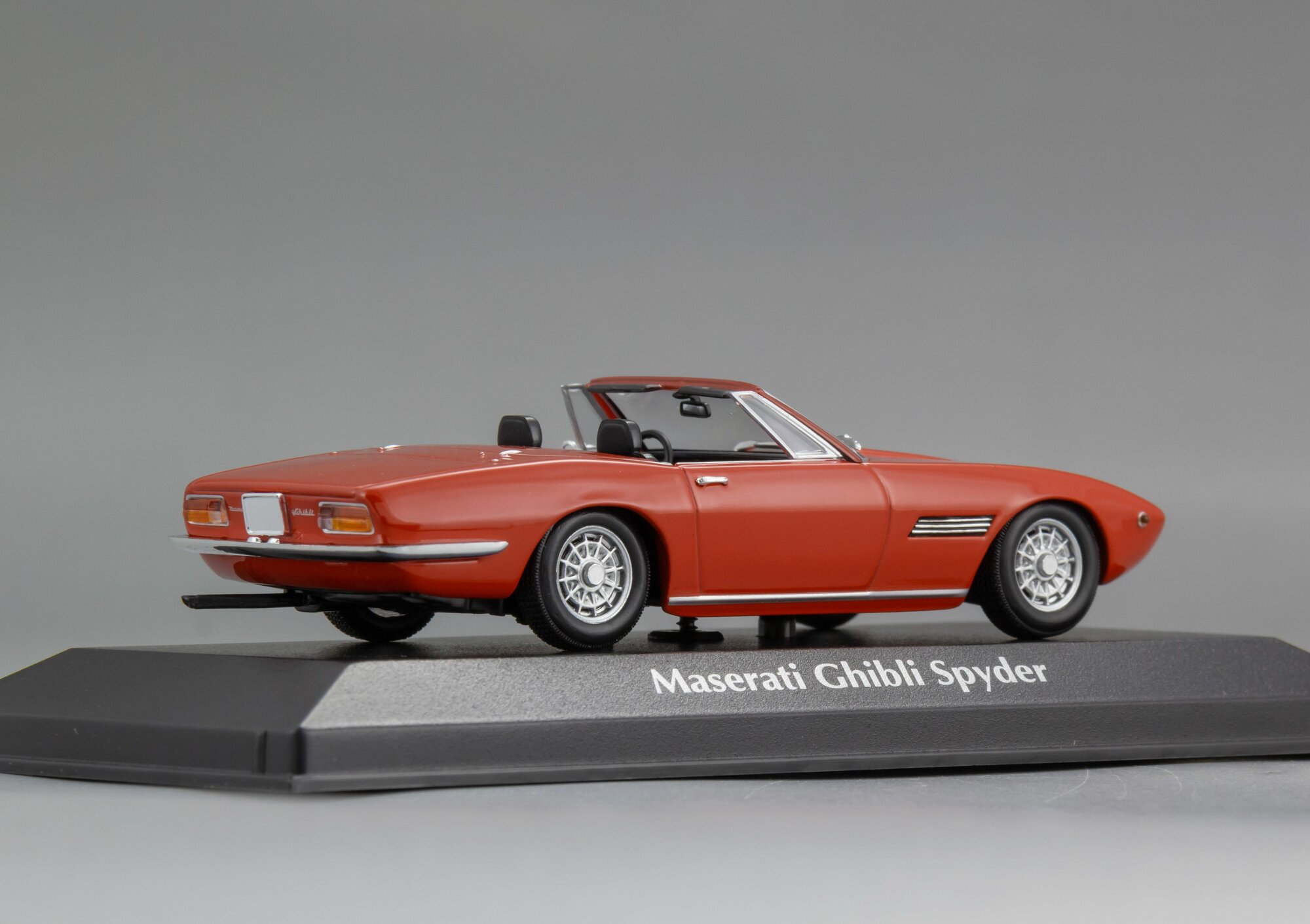 Коллекционная масштабная модель 1:43 Maserati Ghbli Spyder – 1969 от Maxichamps — фото 1