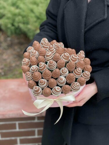 Изображение товара Коробка сердце с клубникой в белом и молочном шоколаде, без посыпок, Cocoa1, 22 см