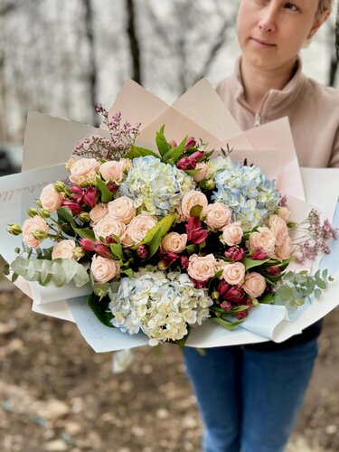 Изображение товара Букет авторский невероятный из свежих цветов, гортензии, кустовые розы и альстромерии