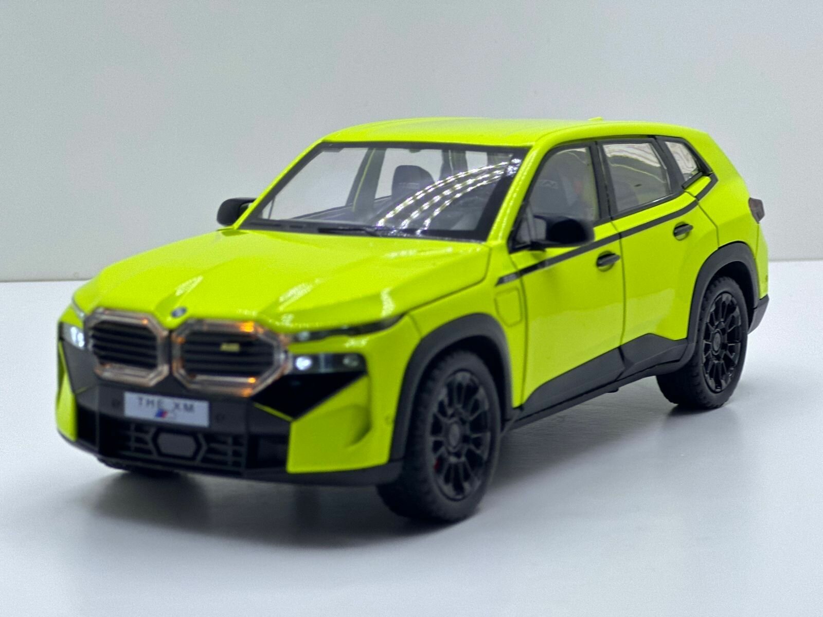 Машинка металлическая BMW XM салатовая новинка 1:24, свет+звук инерционный/ в подарок ящерица тянучка
