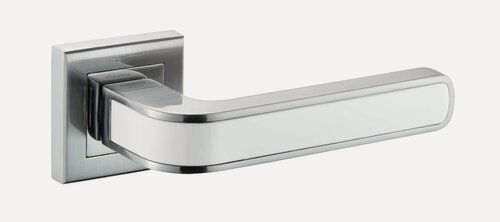 Изображение товара Ручки дверные Adden Bau, коллекция Quadro, PIEZA Q360 WHITE / CHROME на квадратной розетке
