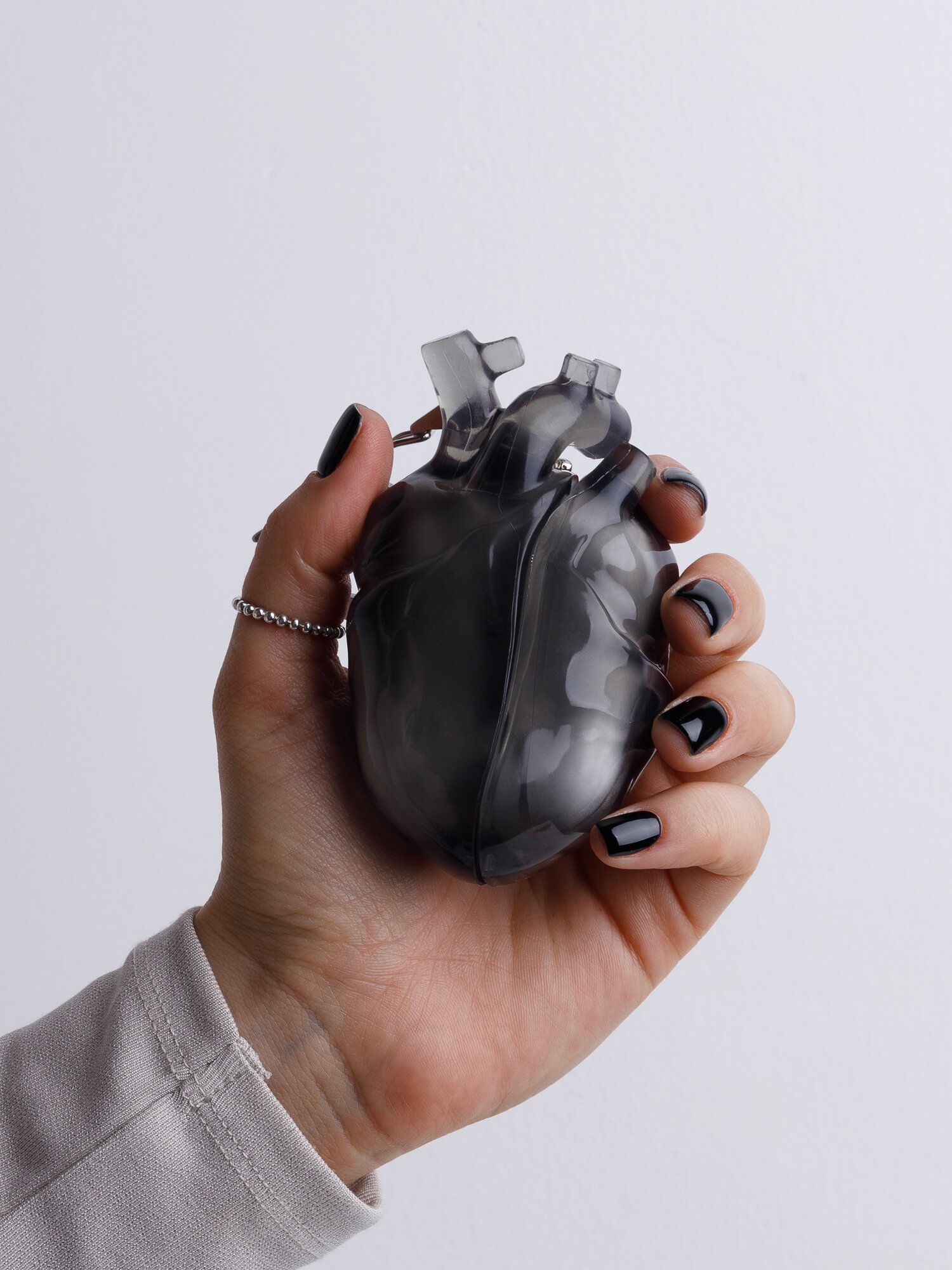 Чехол-сердце черный, для AirPods 4, защита от царапин, стильный дизайн