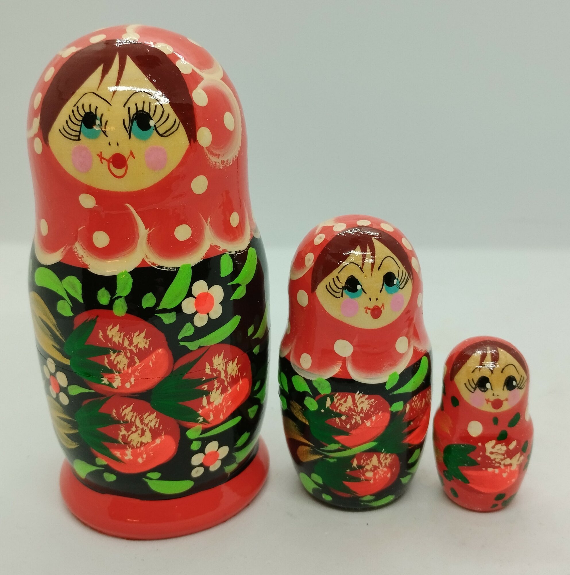 Матрешка 3 места, малая , клубника с цветами. — фото 1