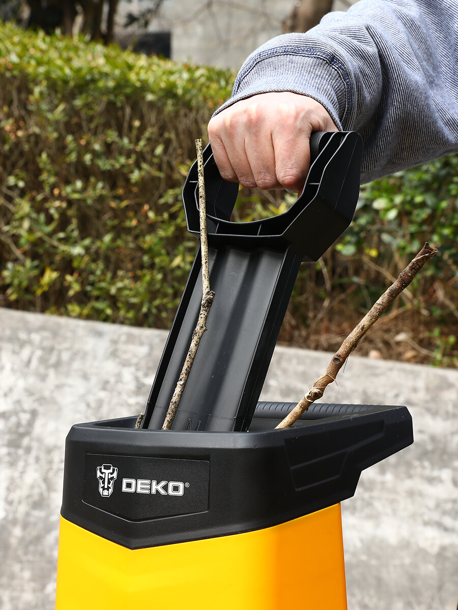 Садовый измельчитель DEKO DKSH2700, электрический, фреза, колеса, толкатель, оранжевый — фото 1