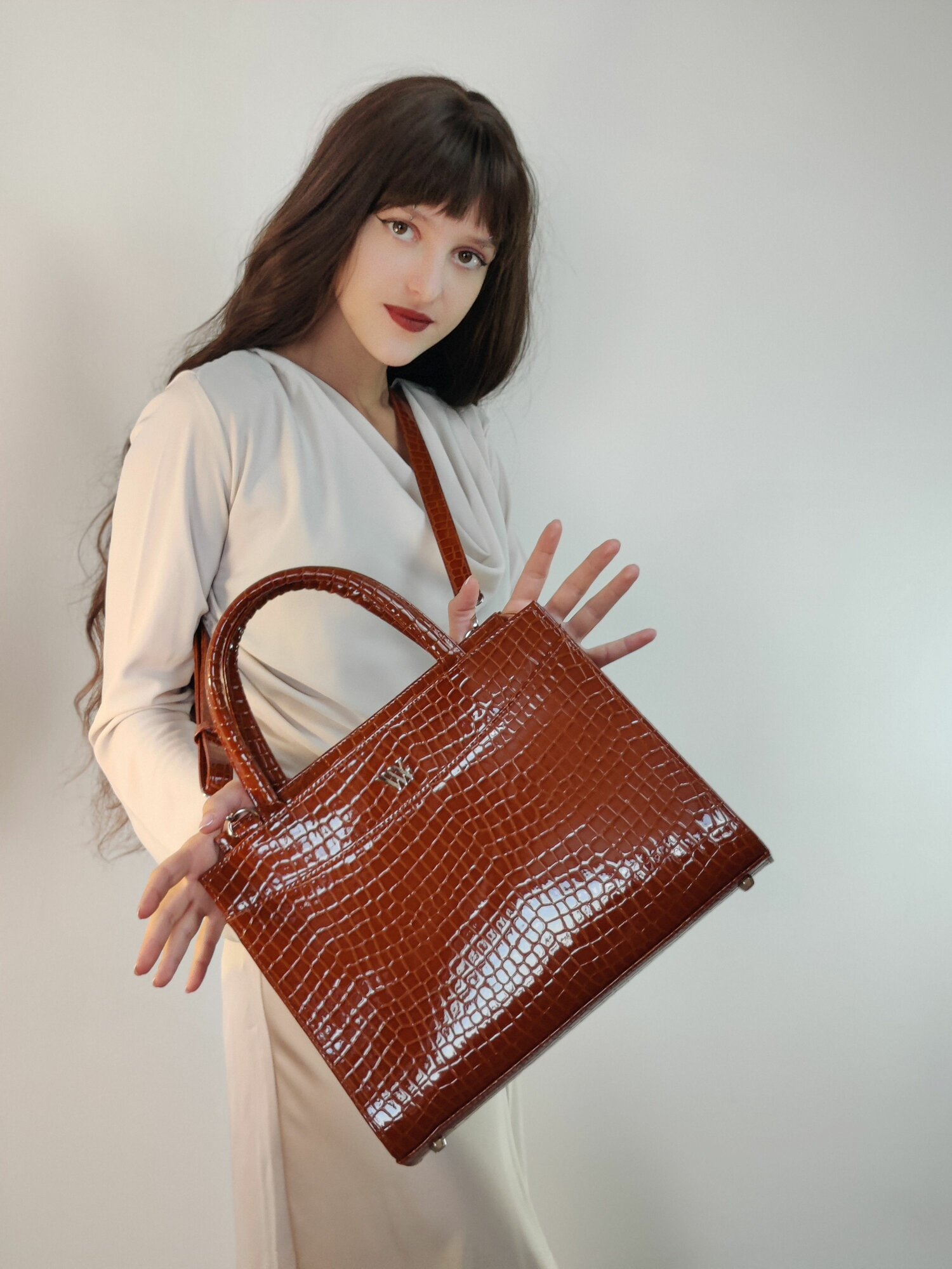 Сумка тоут Vera Victoria Vito, фактура под рептилию, коричневый — фото 1