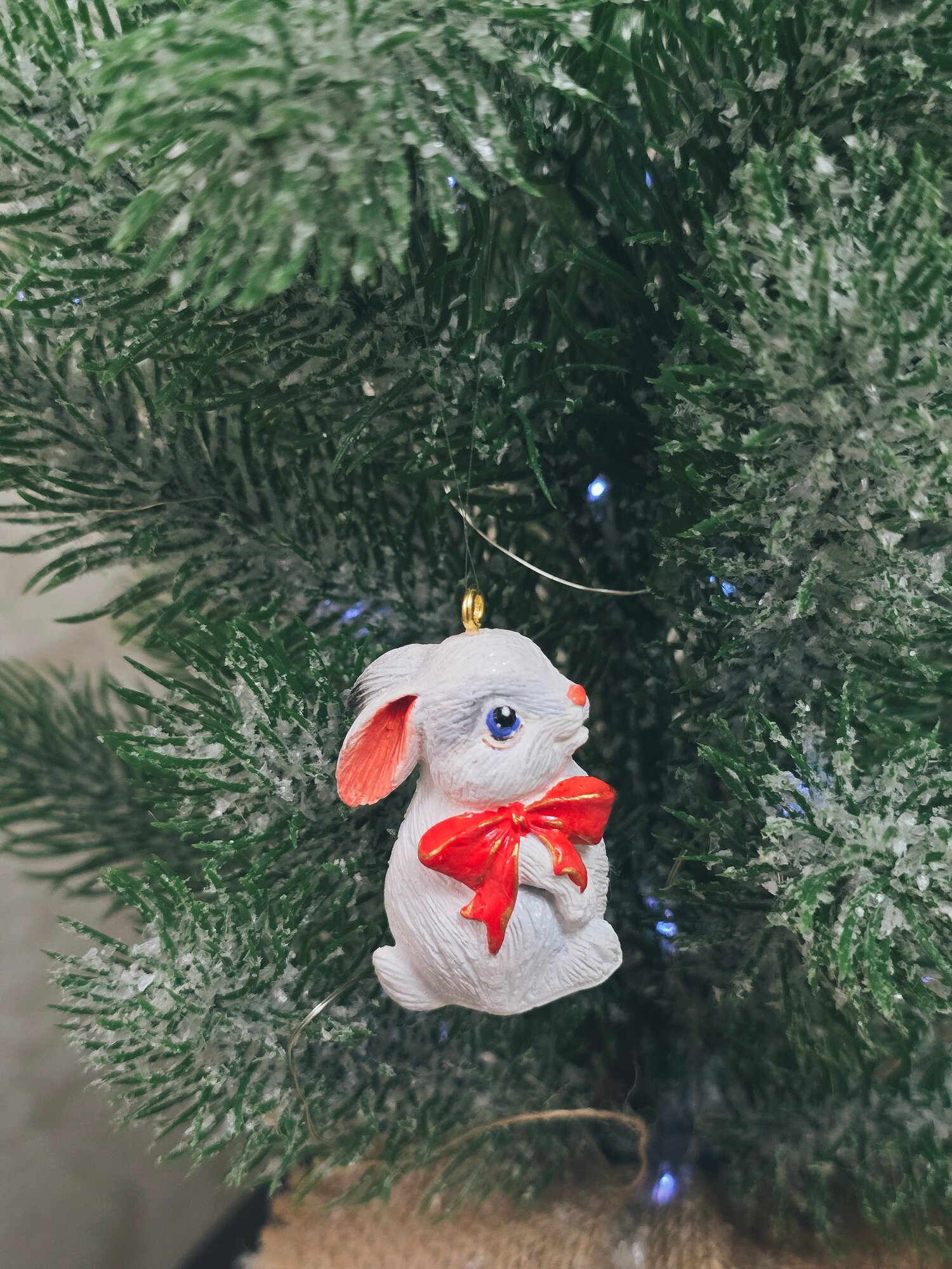 Елочная игрушка  подвесная фигурка "Белый Зайчик с Бантиком" гипс высота 6 см