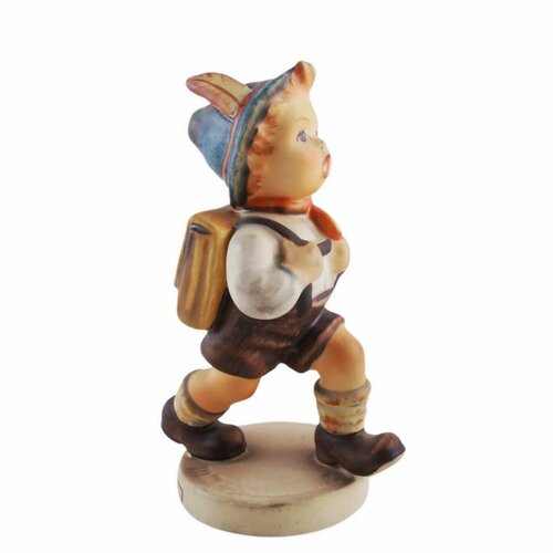 Коллекционная миниатюрная статуэтка Hummel "Школьник" из серии "Детки". Фарфор, ручная роспись. Германия, Goebel, 1972- 1979 гг.