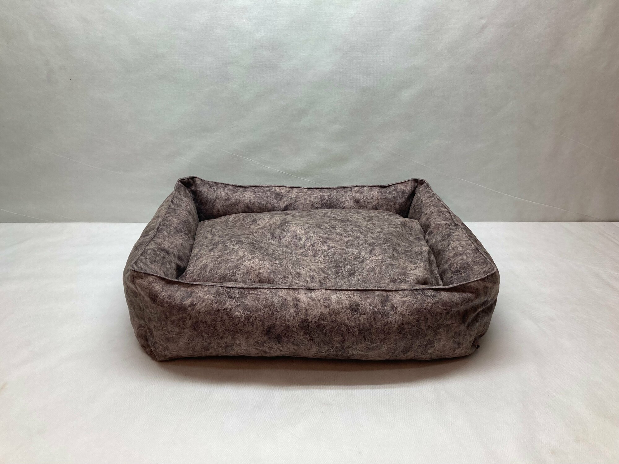 Прямоугольный лежак для отдыха из мебельной ткани, модель с подушкой - фотография № 1