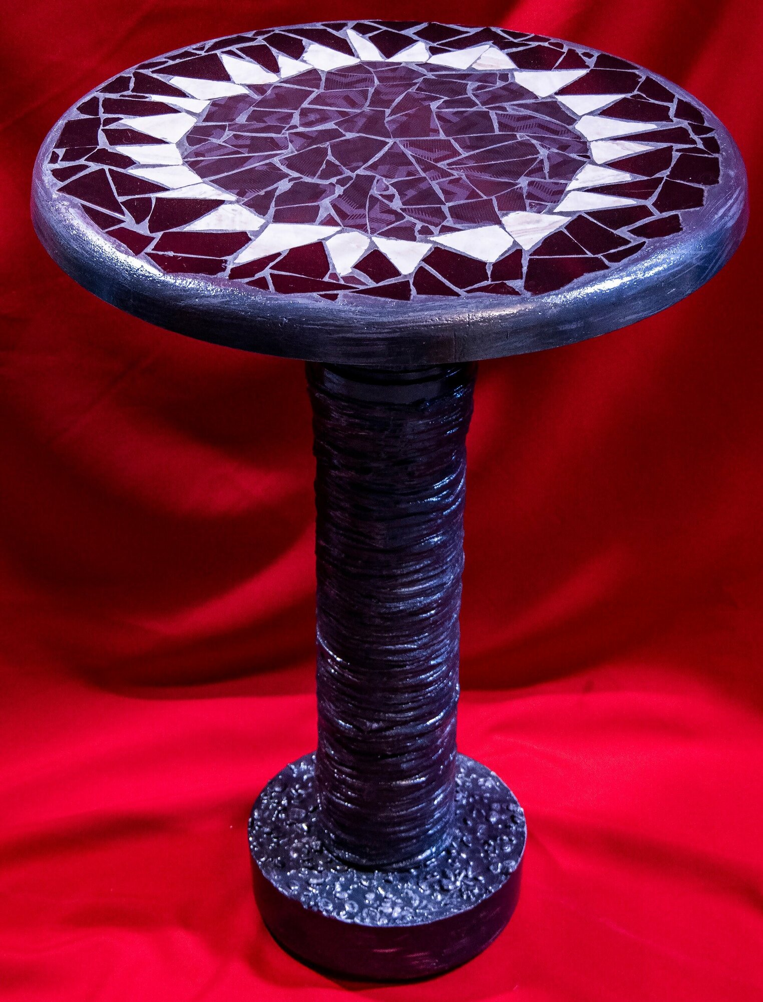 фото Столик из бетона с мозаичной отделкой и круглой столешницей - GARDENSTORE