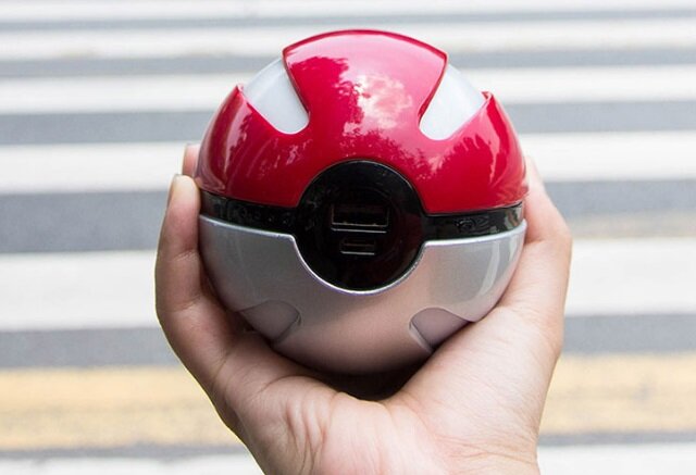 Внешнее портативное зарядное устройство MyPads аккумулятор в виде Покебола Pokemon Go ёмкостью 10000 mAh пластиковый с LED-подсветкой