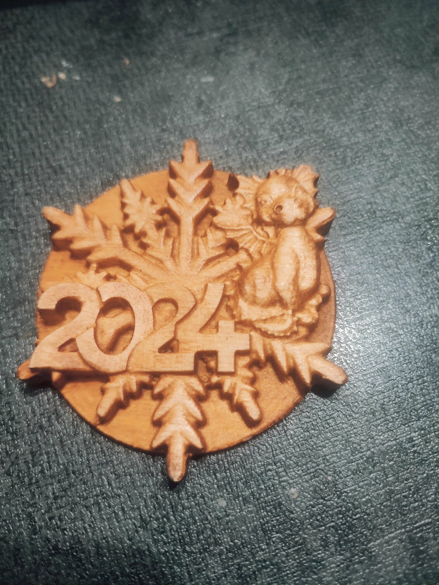 "Дракон" деревянный магнит на холодильник. Символ 2024 года. Подарок на новый год. Вырезан из натурального массива берёзы.