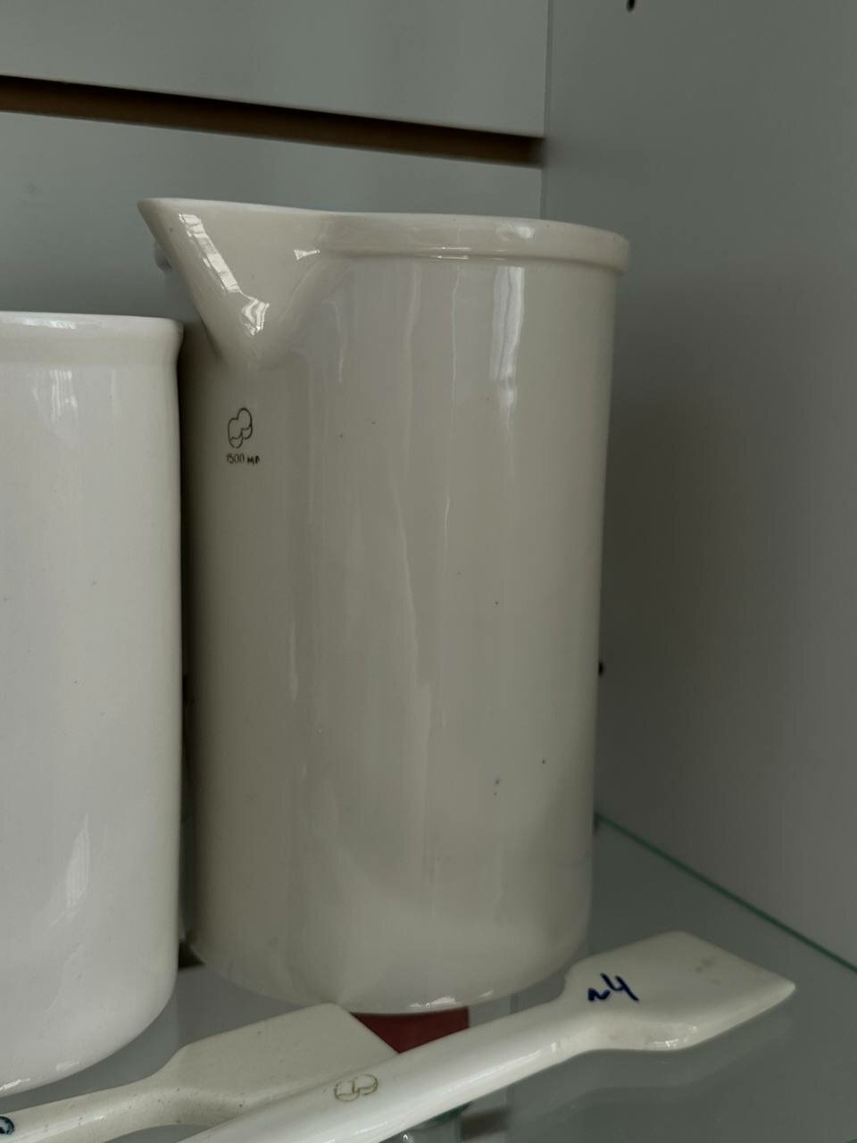 фото Фарфоровый стакан с ручкой 500 мл