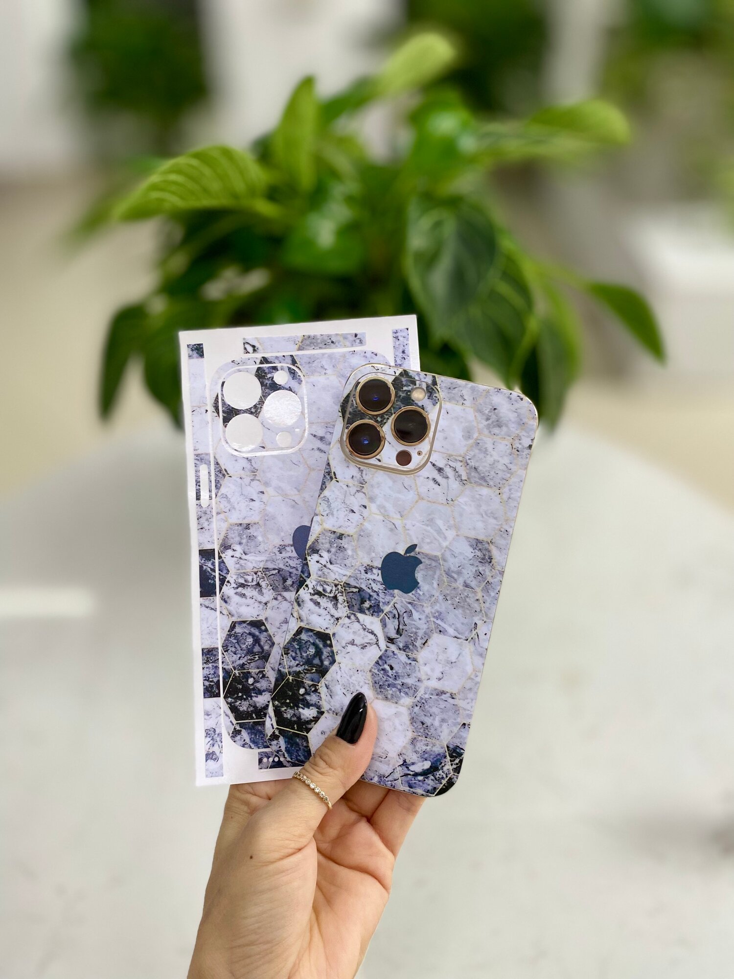 Чехол наклейка с защитой на камеру для iPhone 15 — фото 1