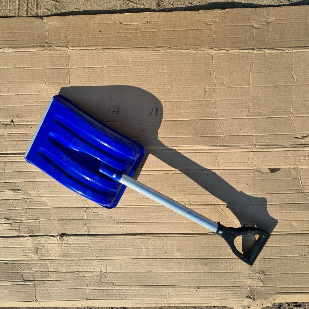 Снеговая лопата (автомобильная) из первичного цветного пластика - фотография № 2