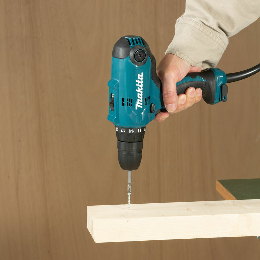 Дрель безударная Makita DF0300