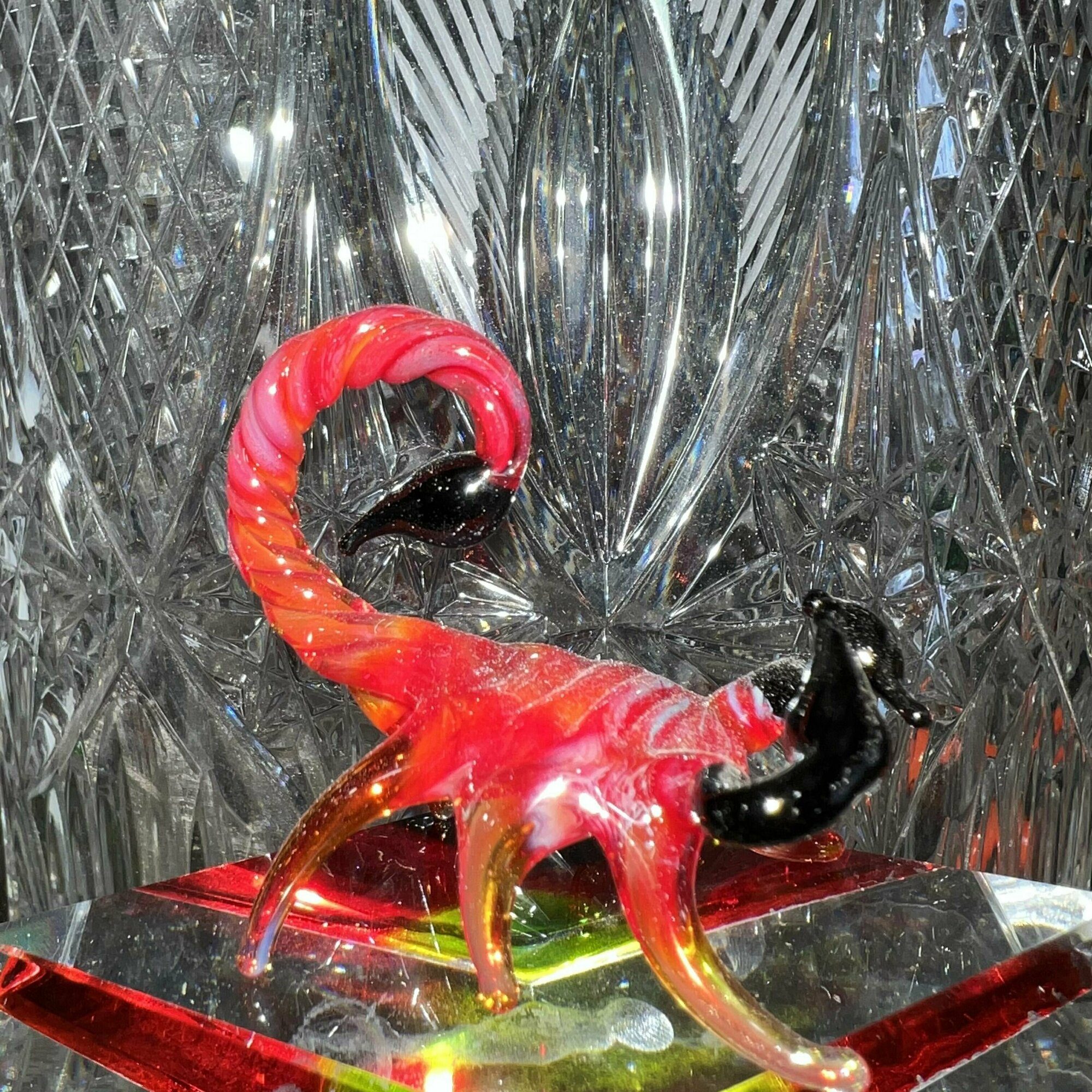 Фигурка из стекла "Скорпион красный"