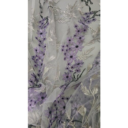 Ткань Сетка белая с вышивкой серебряной и фиолетовой нитью Италия ткань сетка с цветочной вышивкой италия