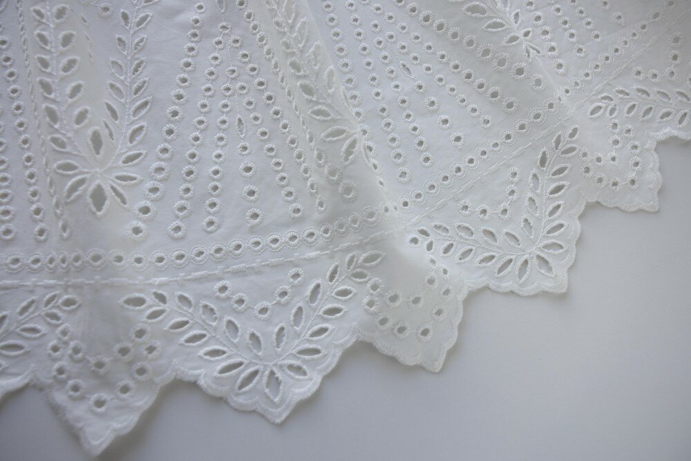 фото Ткань хлопковое шитье белого цвета