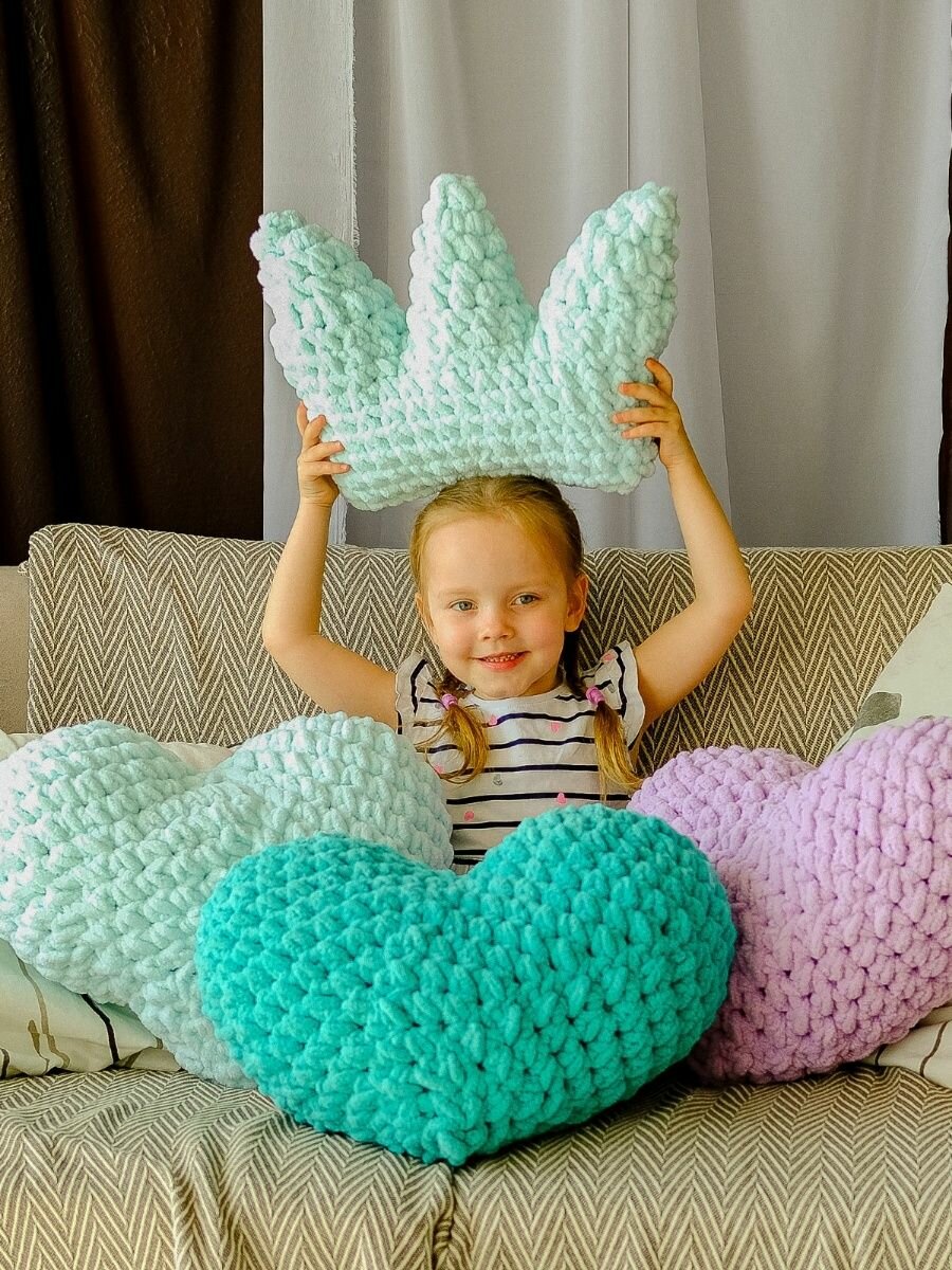 фото Вязаная декоративная подушка ручной работы для интерьера