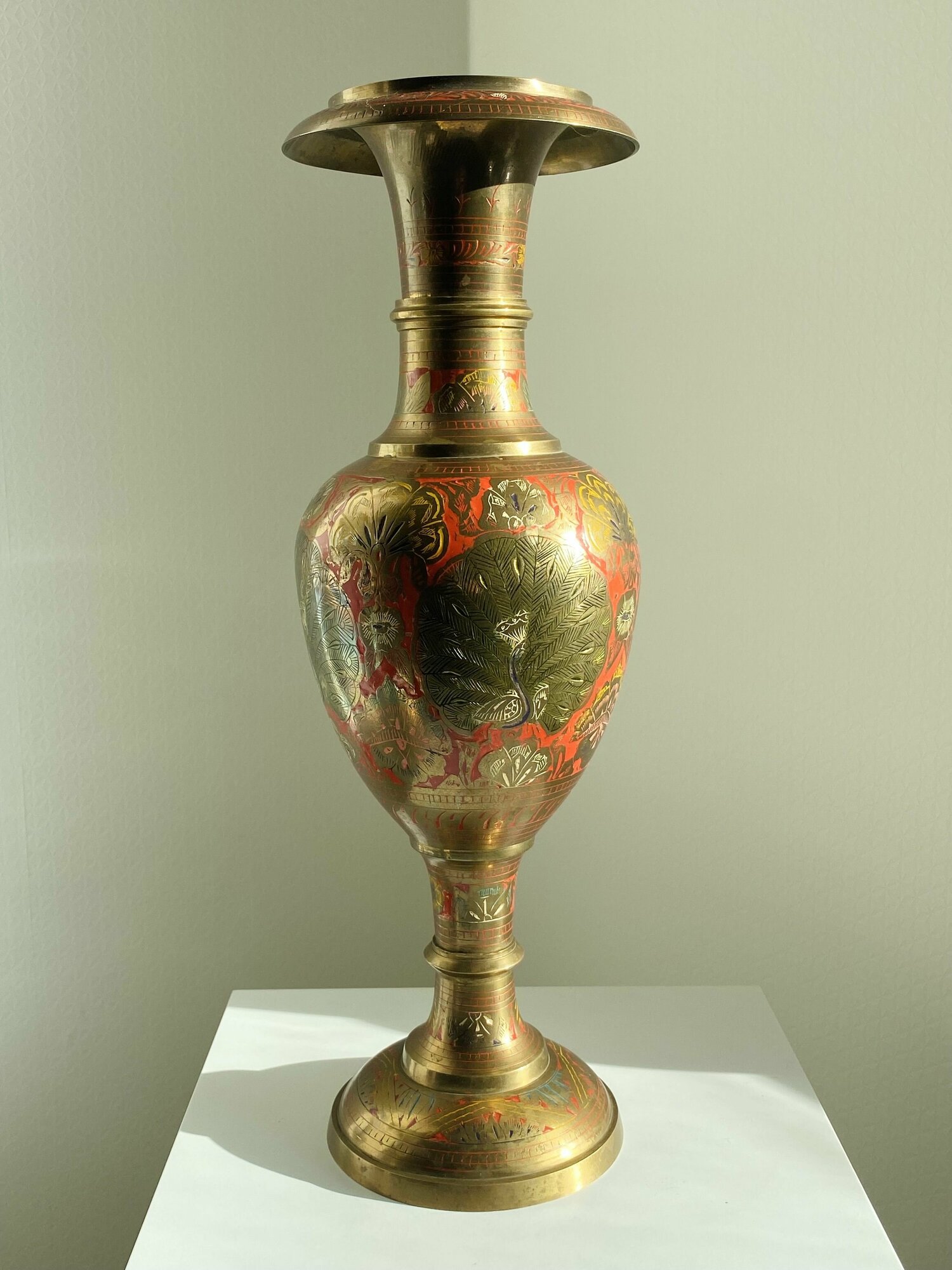 фото Ваза "Павлин" Индия времен СССР, С этикеткой! 1960-е годы! Латунь, Эмаль, Штихельная работа! Редкая форма! Высота 45 см, Красивая! Винтаж!