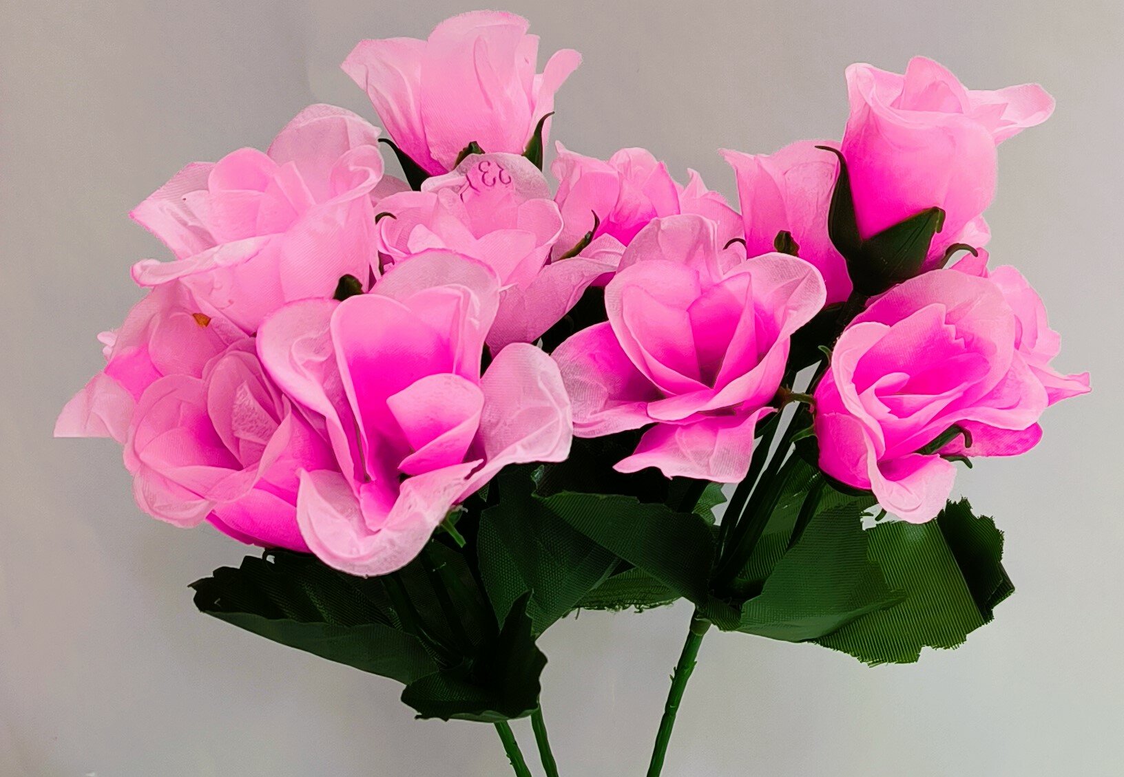 Розы розовые, 3 стебля высотой 22см, на каждом 5 бутонов диаметром 5 см