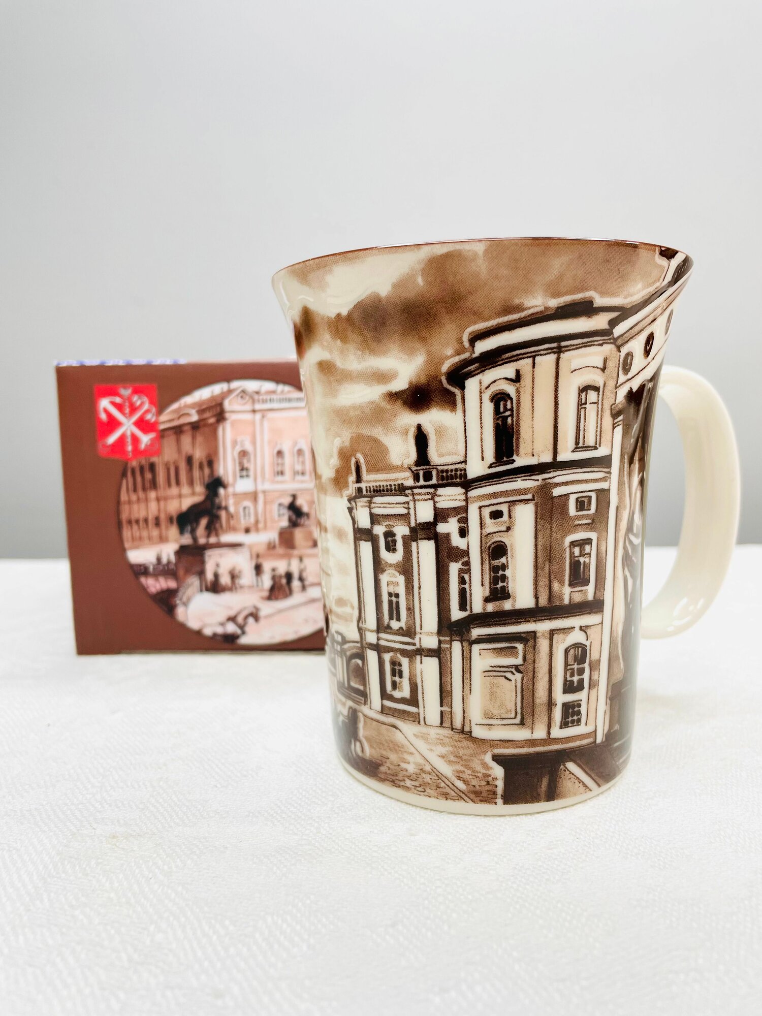 Кружка фарфоровая рельефная "Сепевый Петербург" 300 мл, рельефная, в подарочной коробке.