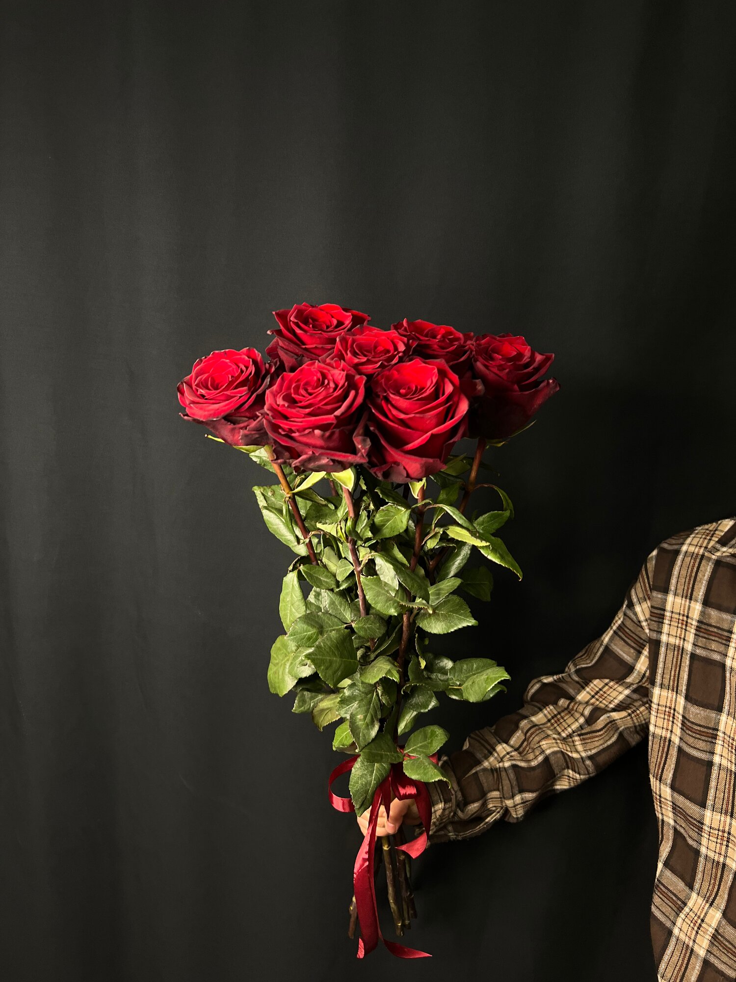 Букет из 7 бордовых роз эксплоер под атласную ленту "Руслан и людмила"