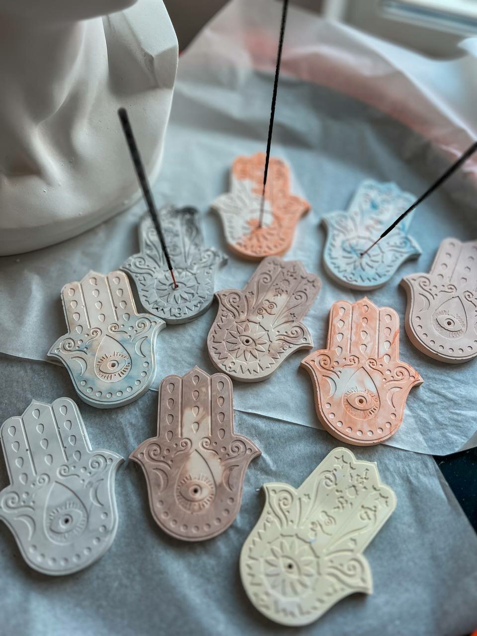 Подставка для благовоний из гипса, ладонь, цвет в ассортименте, ручная работа